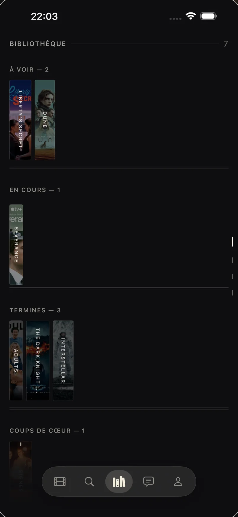 Écran Bibliothèque de CUT : les titres en tranches verticales rangés sur quatre étagères