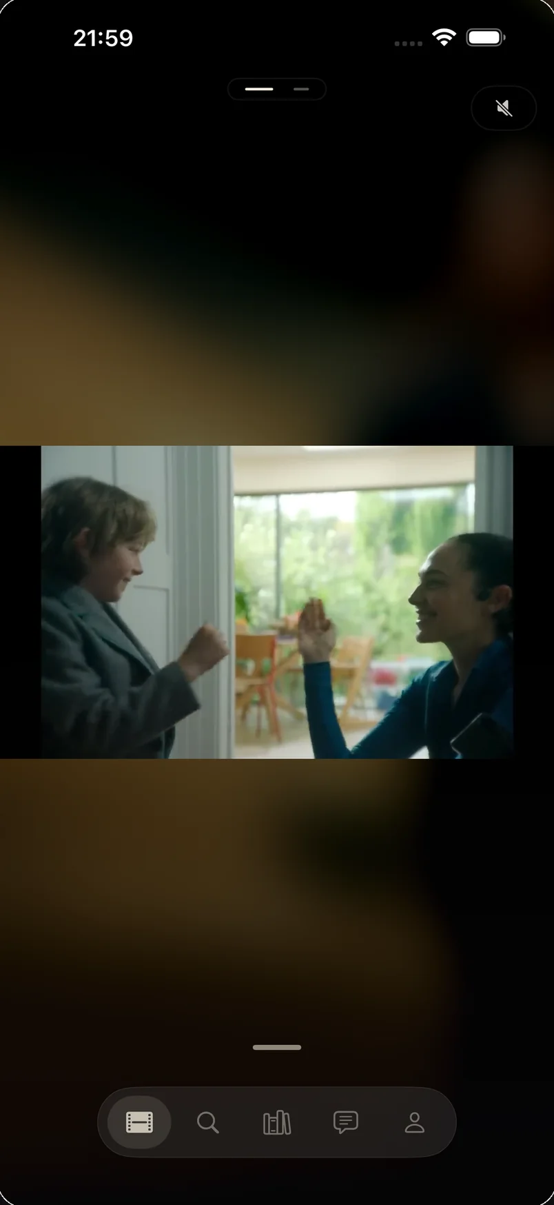 Écran Découvrir de CUT : une bande-annonce en lecture, seule sur un fond noir